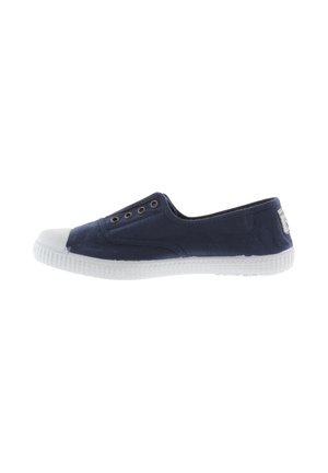 Zapato de lona azul marino sin cordones con puntera y suela de goma blanca. Presenta ojetes a los lados para ventilación y una suela texturizada.