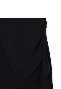 Abito nero con un design a pannello drappeggiato, realizzato in un tessuto morbido e liscio, con accenti arricciati su un lato. Progettato per una silhouette fluida.