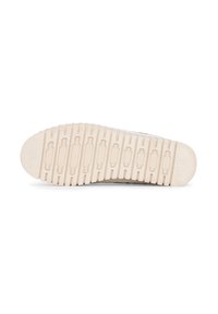 Suela de zapatilla con una superficie de goma texturizada color marrón, que presenta estrías horizontales y patrones circulares para mejorar la tracción. El borde suave se curva hacia arriba.