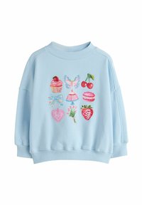 Sweat-shirt bleu clair avec des motifs colorés brodés de desserts, fruits et un papillon, avec un col et des poignets côtelés.