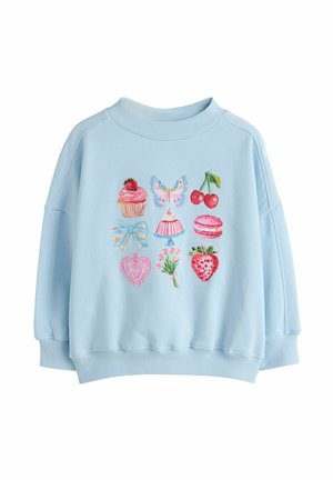 Hellblauer Pullover mit bunten, gestickten Motiven von Desserts, Früchten und einem Schmetterling, mit geripptem Hals- und Ärmelbündchen.