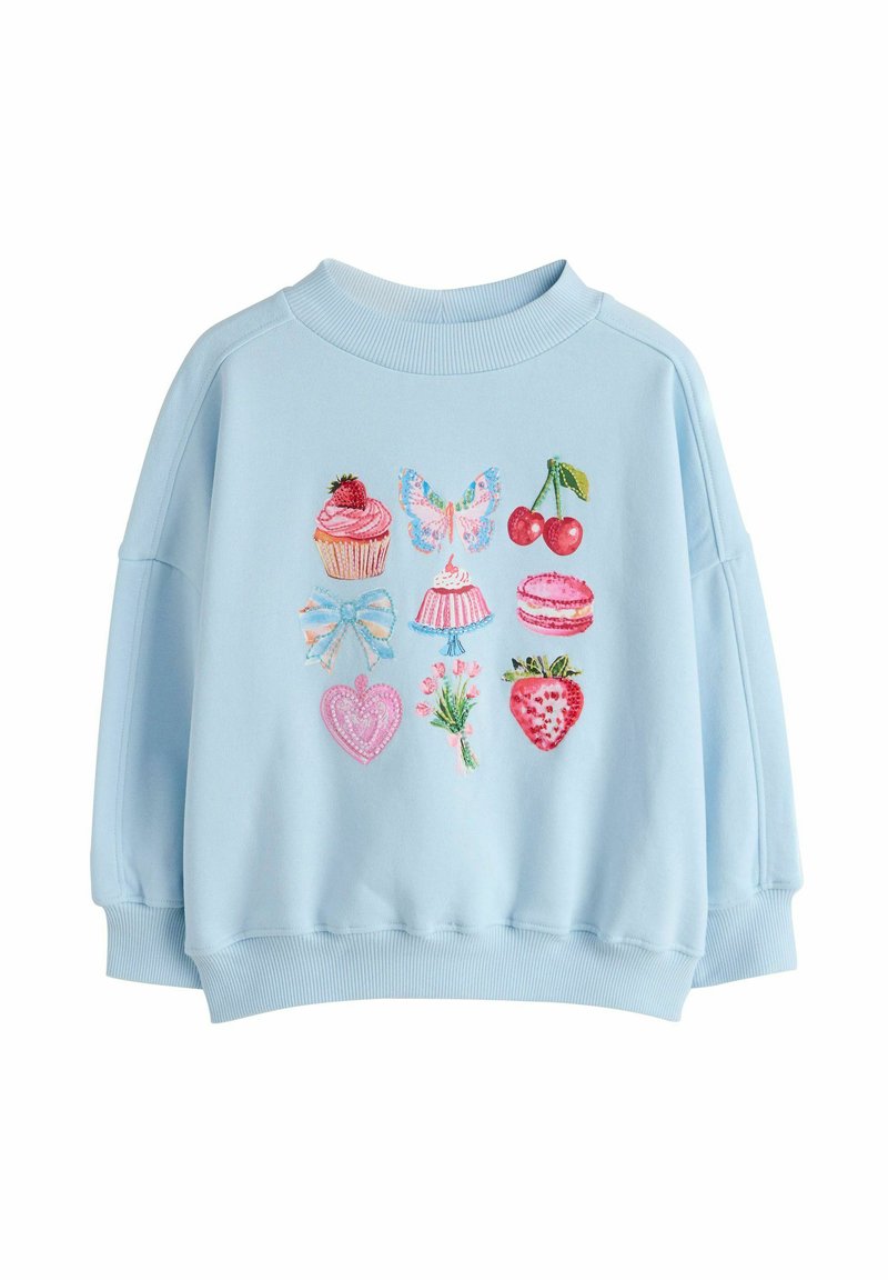 Sweat-shirt bleu clair avec des motifs colorés brodés de desserts, fruits et un papillon, avec un col et des poignets côtelés.