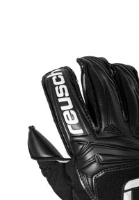 Zwarte Reusch keepershandschoen met gestructureerde vingers en logo gedrukt op de wijsvinger tegen een witte achtergrond.