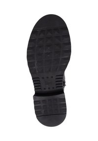 Czarna gumowa podeszwa buta z teksturowanym, żłobionym wzorem, zawierającym kwadratowe i trójkątne kształty, zapewniającym lepszą przyczepność.