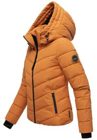 Jachetă puffer portocalie cu fermoar pe față, guler înalt și glugă mare. Prezintă accente negre la fermoar și un logo circular pe mânecă.