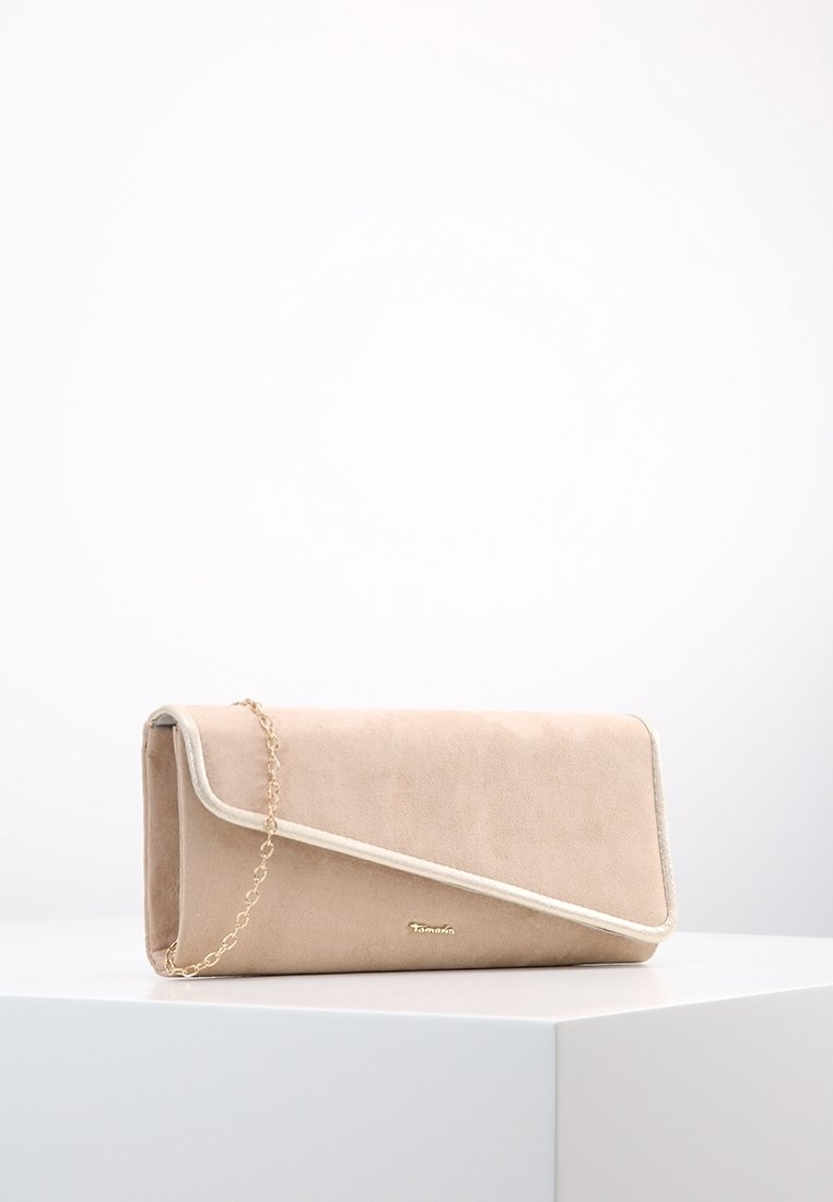 Clutch en suède synthétique beige avec un design plié et des accents crème. Comprend une bandoulière en chaîne dorée et un logo doré à l'avant.