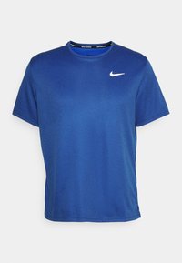 Blå Nike löpar-T-shirt med korta ärmar och vit Nike swoosh-logotyp på övre vänstra bröstet.