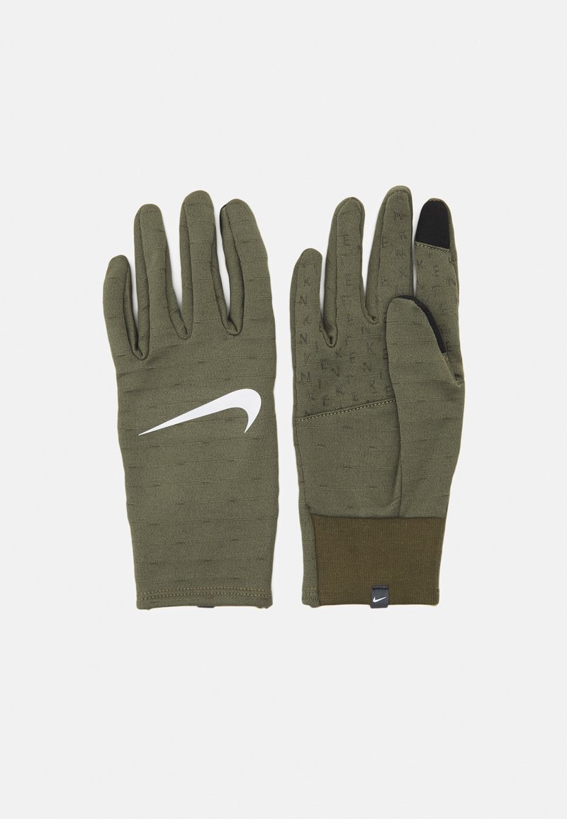 Gants vert olive en tissu texturé, dotés d'un swoosh blanc de Nike et d'un bout de doigt compatible avec les écrans tactiles en noir sur un gant.