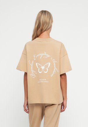 TESSI OVERSIZED TEE - Print T-shirt - washed cappuccino