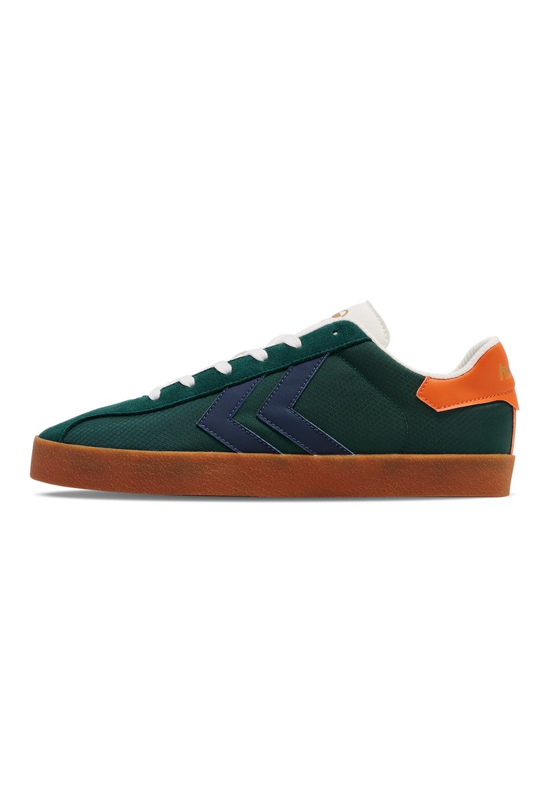 Grüner Textilsneaker mit marineblauen Akzenten, weißen Schnürsenkeln, orangefarbener Fersenschlaufe und brauner Gummisohle. Besitzt ein markantes Chevron-Design an der Seite.