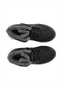 Schwarze Sportschuhe mit einer strukturierten Oberseite, grauem Fellfutter und braunen Schnürsenkeln. Verfügen über eine gepolsterte Sohle für Komfort und Unterstützung.