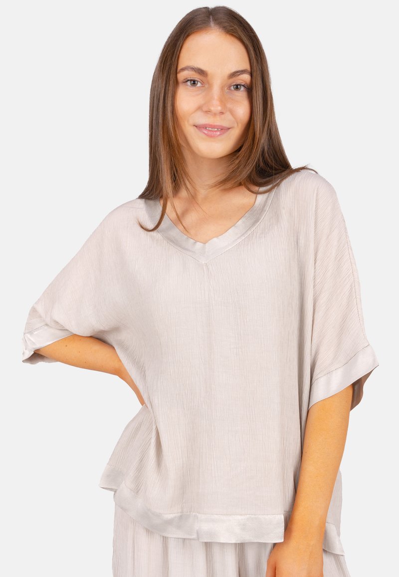 Helles graues, lockeres Oberteil aus strukturiertem Stoff. Verfügt über einen V-Ausschnitt, kurze Ärmel und Satinbesatz an den Kanten.