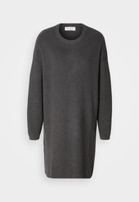 Pull oversize gris foncé avec un col rond, des manches longues, une texture côtelée et une coupe droite, fabriqué en tissu tricoté doux.