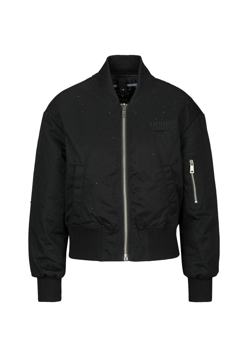 Zwarte bomberjack met een rits aan de voorkant, geribde boorden en verspreide versieringen. Heeft een zak op de linkermouw en logo-detail.