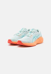 Baskets de sport bleu clair avec une tige en maille respirante, des accents turquoise et une semelle en caoutchouc corail. Comprennent un système de laçage et des cols rembourrés.