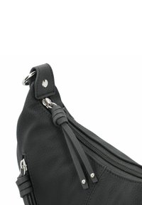 Borsa a mano in pelle nera con superficie testurizzata, hardware in argento e scomparti con zip arricchiti da frange sui cursori della zip.