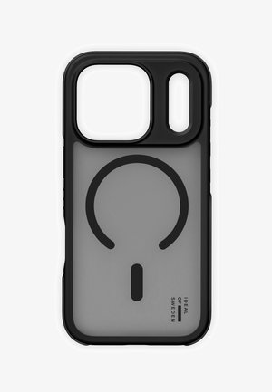 Sort og grå beskyttende telefoncover med stort kamerahul, cirkulært MagSafe-kompatibelt design og "Ideal of Sweden"-branding.