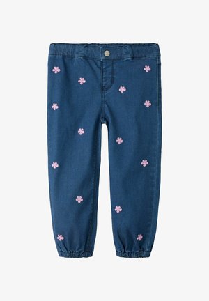 Blå barnebukser med elastiske mansjetter og rosa broderte blomster spredt utover stoffet.