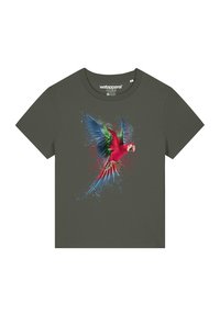Groene katoenen t-shirt met een kleurrijke papegaai graphic in blauw, rood en groen, tegen een spetters achtergrond.