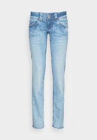 Vaqueros de mezclilla azul claro con un corte ajustado, que cuentan con una cintura con botones, bolsillos delanteros y un ligero desgaste uniforme en la tela.