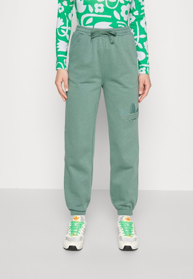 Gröna sweatpants med elastisk midjeband och snörning, med en texturerad logodetalj på vänster lår och avsmalnande muddar.