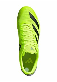 Scarpa atletica di un luminoso giallo neon con tomaia in rete testurizzata, strisce nere sui lati e suola in gomma grigia. Anche i lacci sono giallo neon.