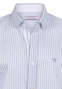 Helles blau-weiß gestreiftes Hemd mit Button-Down-Kragen, weißen Knöpfen und gesticktem blauen Vogelakzent auf der linken Seite.