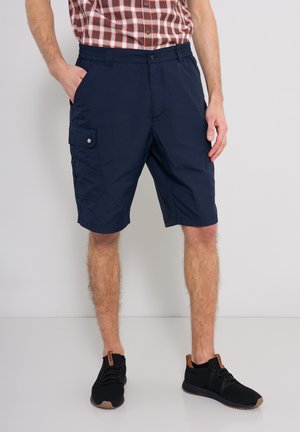Marine cargoshorts met twee zijzakken, een knoopsluiting en een comfortabele tailleband. Draag ze met zwarte sportschoenen.
