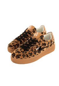 Sneaker con stampa leopardata, lacci neri, suole in gomma beige, un dettaglio a forma di fulmine nero di lato e una patch con logo beige sulla linguetta.
