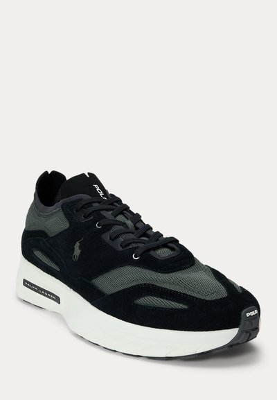 Zapatilla Polo Ralph Lauren en negro y gris con parte superior de malla y ante, suela blanca, cordones negros y detalles con la marca en el lateral y la lengüeta.