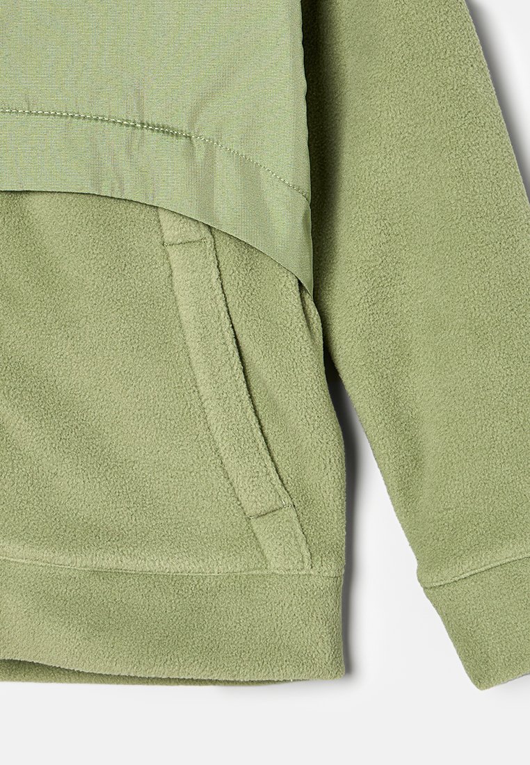 Haut à capuche en polaire vert clair avec une couche supérieure lisse. Doté d'une poche avant et de poignets côtelés, mettant en avant une texture douce.