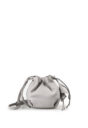 Borsa secchiello in pelle grigia con coulisse, tracolla regolabile e nodi decorativi su sfondo bianco.