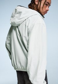 Bershka TECHNICAL - Lagana jakna - light grey