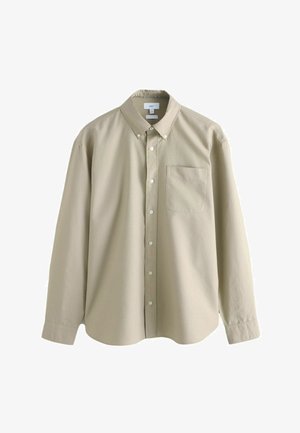 Beežika pikkade varrukatega nööpidega särk rinnatasku ja nööpidega kraega, esitatud valgel taustal.