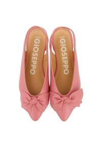 Zapatos slingback rosas con punta afilada, que presentan un detalle de lazo anudado en la parte frontal. Textura de cuero suave con una plantilla marrón.