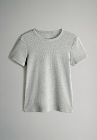 Helles graues, kurzärmliges Rippstrick-T-Shirt mit rundem Ausschnitt, das vor einem schlichten grauen Hintergrund hängt.