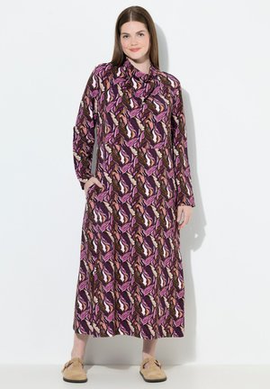 Vestido largo con un patrón de hojas en púrpura, marrón y rosa, confeccionado en un tejido suave. Cuenta con mangas largas y bolsillos laterales.