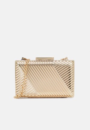 Gouden metalen clutch met diagonale geribbelde textuur, rechthoekige vorm en een kettingriem. Voorzien van een sluiting aan de bovenkant.