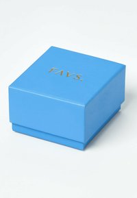 Scatola di gioielli blu con la scritta dorata "FAVS." sul coperchio, su uno sfondo bianco semplice.