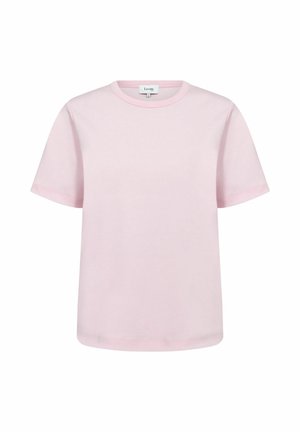 Jasnoróżowa koszulka z krótkim rękawem i okrągłym dekoltem, prostym dołem oraz metką marki Levate wewnątrz dekoltu.