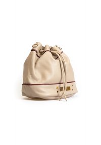 Beige leren emmer tas met een gestructureerde afwerking, bordeauxrode accenten, trekkoordsluiting en decoratieve gouden hardware details aan de basis.