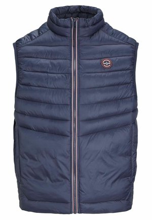 Tumedas sinine puffer vest, millel on kõrge kaelus, lukuga sulg ja horisontaalne tikandikujundus. Omab logot ja kahte küljetaskut.