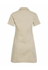 Robe beige à manches courtes avec col, taille cintrée et détails de coutures visibles, vue de dos sur fond blanc.