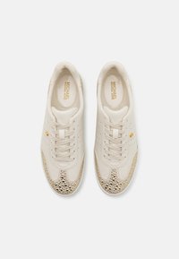 Beige leren sneakers met een geperforeerd ontwerp, gouden accenten bij de neus en een gladde textuurafwerking. Vetersluiting en gevoerde kraag.