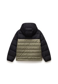 Padded Jacke mit Kapuze, überwiegend in Schwarz gehalten und mit einem khakifarbenen unteren Abschnitt. Strukturierter Stoff mit horizontalen Nähten.