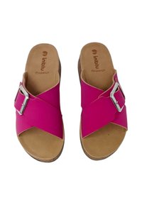 Infradito rosa con bande incrociate, soletta beige e accentatura in fibbia argentata. Realizzati in materiale sintetico con una suola testurizzata.