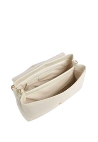 Beige leren handtas met een gestructureerd ontwerp. Voorzien van een kettingband, ritsvakken en een gladde, matte afwerking.