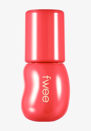 Flacon de vernis à ongles rouge incurvé avec un bouchon cylindrique et le mot "fwee" imprimé verticalement en couleur claire.