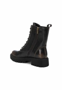 Stivale alla caviglia in pelle nera con punta arrotondata, lace-up frontale, cerniera laterale e suola in gomma spessa. Include dettagli metallici.