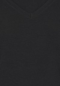 Schwarzes V-Ausschnitt-T-Shirt mit einer glatten Textur und einer taillierten Passform. Einfaches Design ohne Muster oder Verzierungen.